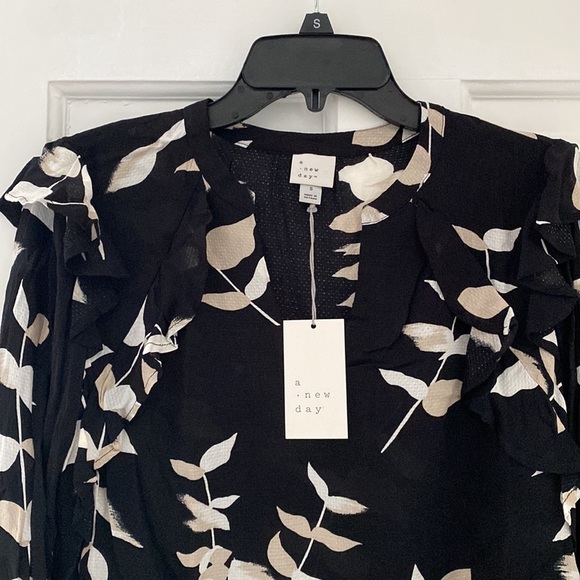 A new day size small black floral ruffle top nwt - Picture 3 of 4